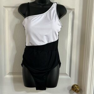 Yonique black and white one piece swimsuit, size XL, NWT.